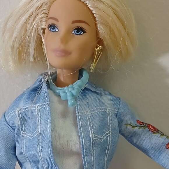 Barbie doll with clothes and accessories - Picture 3 of 5